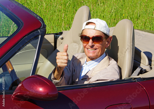 Autofahrer im Cabrio photo