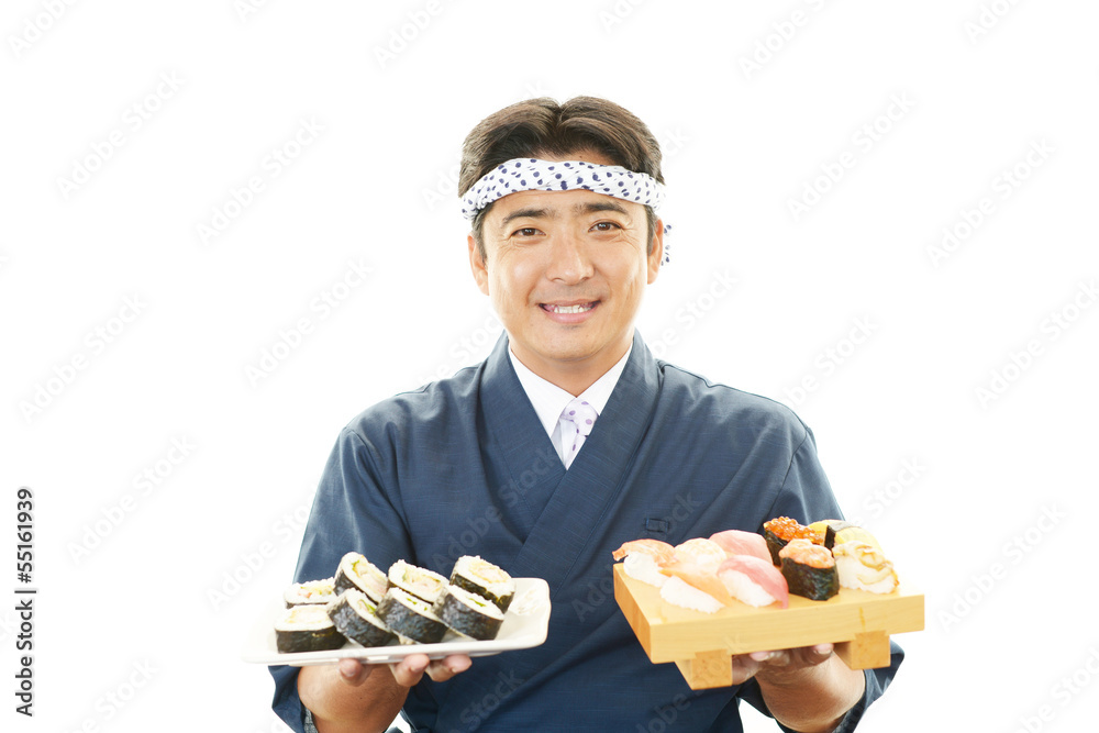 寿司を差し出す笑顔の寿司職人 寿司を差し出す笑顔の寿司職人