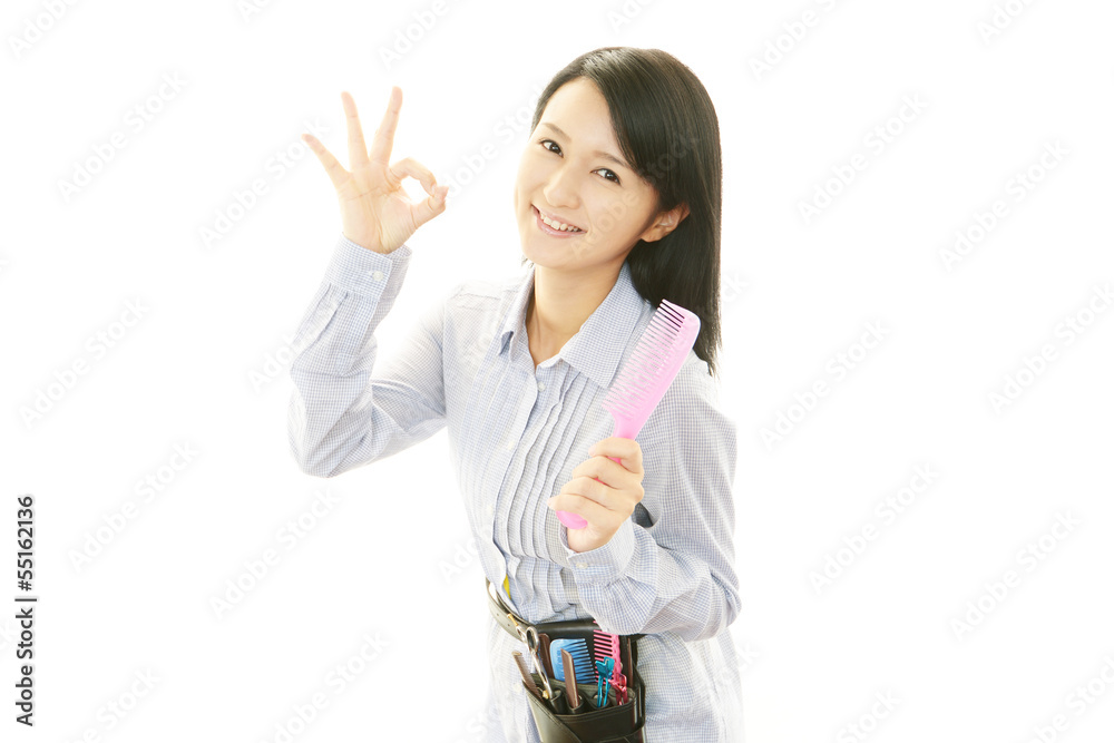ガッツポーズの美容師