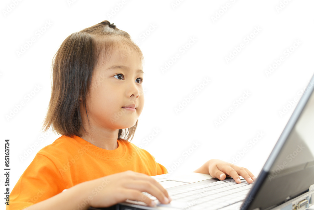 パソコンを楽しむ女の子