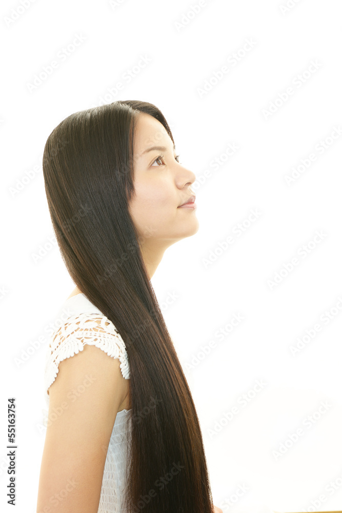 横顔のロングヘアの女性 横顔のロングヘアの女性