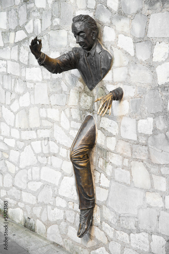 statua di Marcel Ayme a Montmarte Parigi