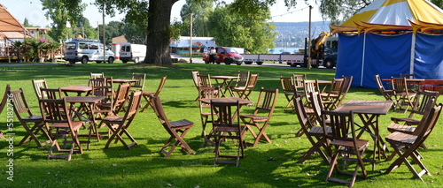 tables et chaises sur une pelouse verte