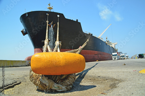 Obraz na płótnie ship tied to the dock