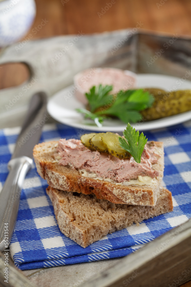 Krustenbrot mit Leberwurst