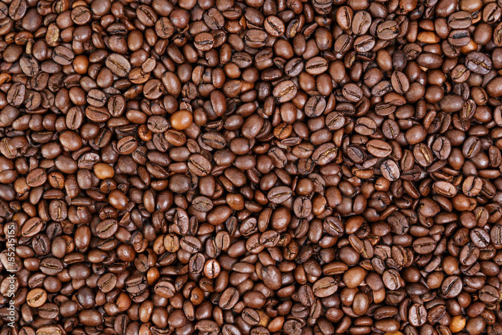 Naklejka premium średnio palona świeża kawa ziarnista