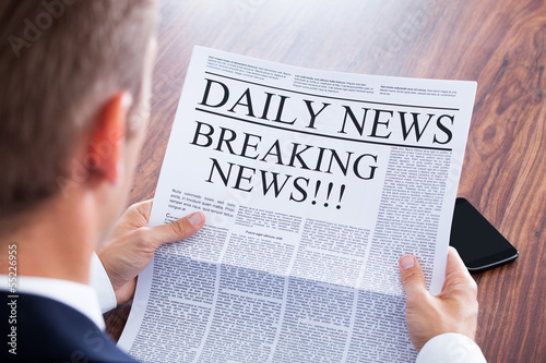 Schilderij op canvas Young Businessman Reading Breaking News