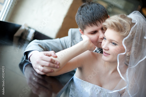 Beautiful bride posing in her wedding day