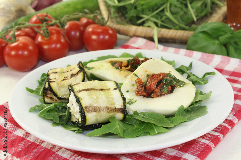 Zucchiniröllchen und gefüllter Mozzarella Zucchiniröllchen und gefüllter Mozzarella