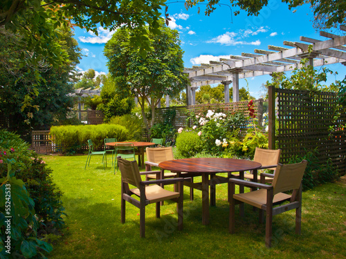 Fotografiet dining table set in lush garden