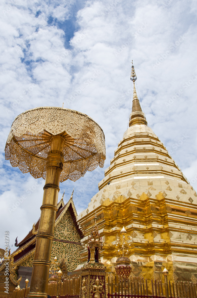 Fototapeta premium Golden pagoda in Doi Suthep temple, Chiangmai Thailand.