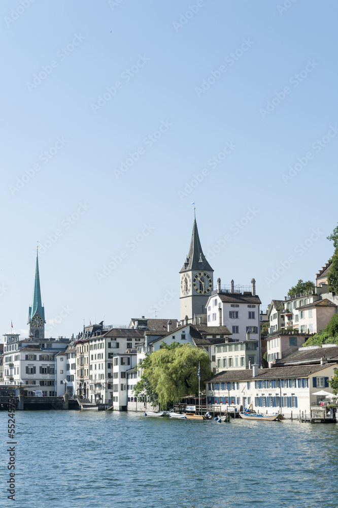 Kirchtürme und Altstadt von Zürich an der Limmat, Schweiz