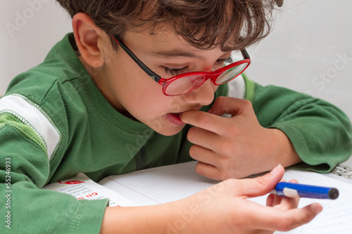 Bambino che fà i compiti photo