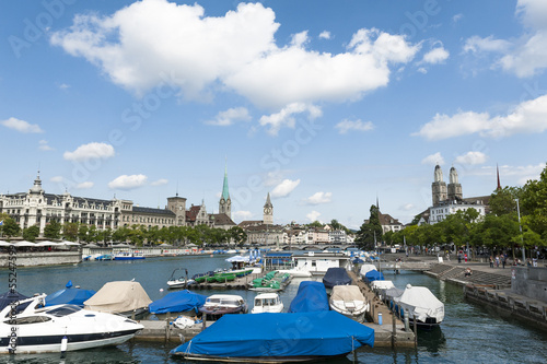 Zürcher Altstadt, Limmatquai und historische Gebäude, Schweiz photo