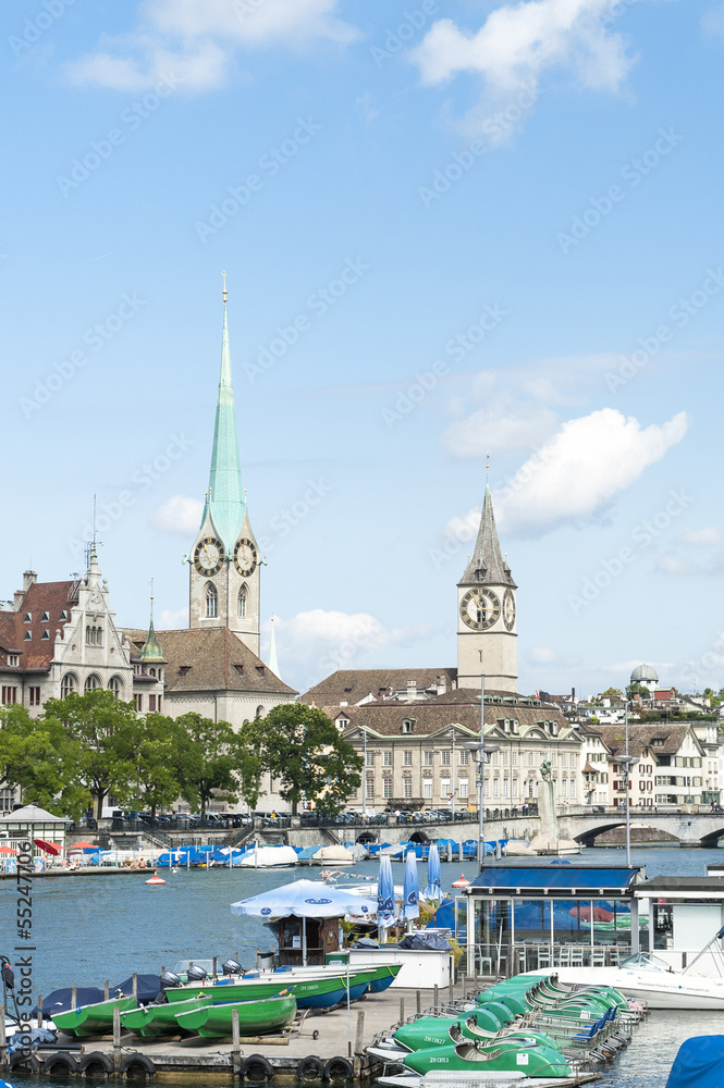 Zürich, Limmat mit Bootsverleih, historischen Gebäuden, Schweiz