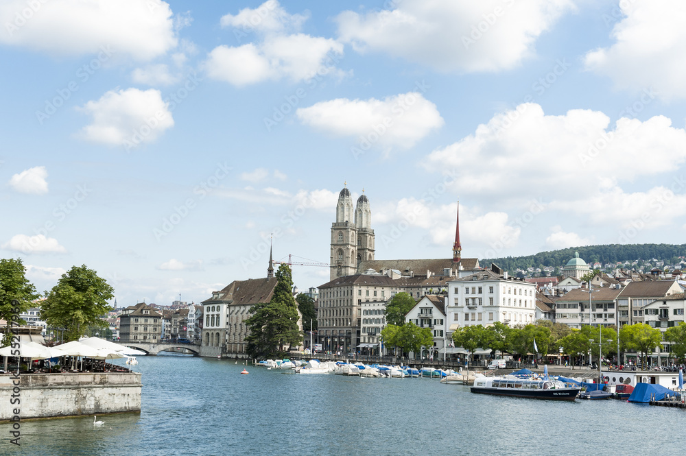Zürich, Limmatquai mit Grossmünster und Hechtplatz, Schweiz