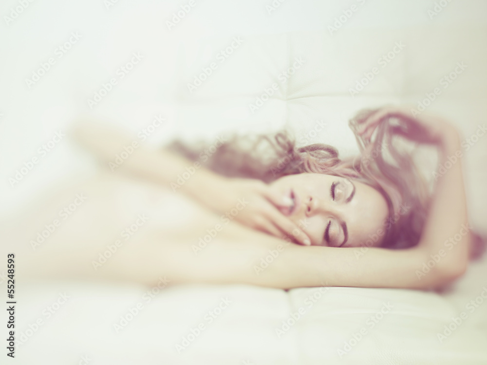 Fototapeta Zmysłowa kobieta w łóżku