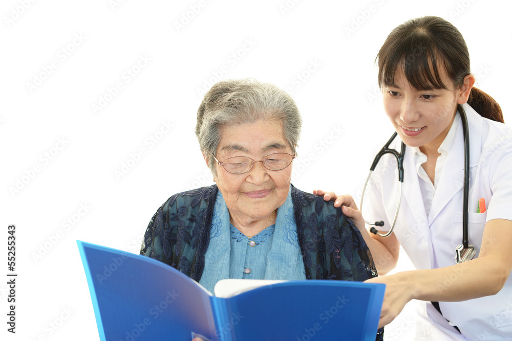 笑顔の高齢者と女医