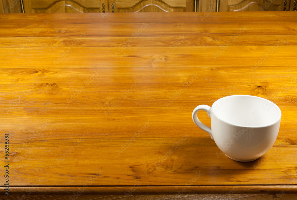 tasse à lait sur table tasse à lait sur table