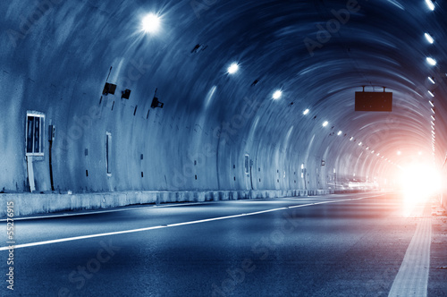 Fototapeta Streszczenie samochód w trajektorii tunelu
