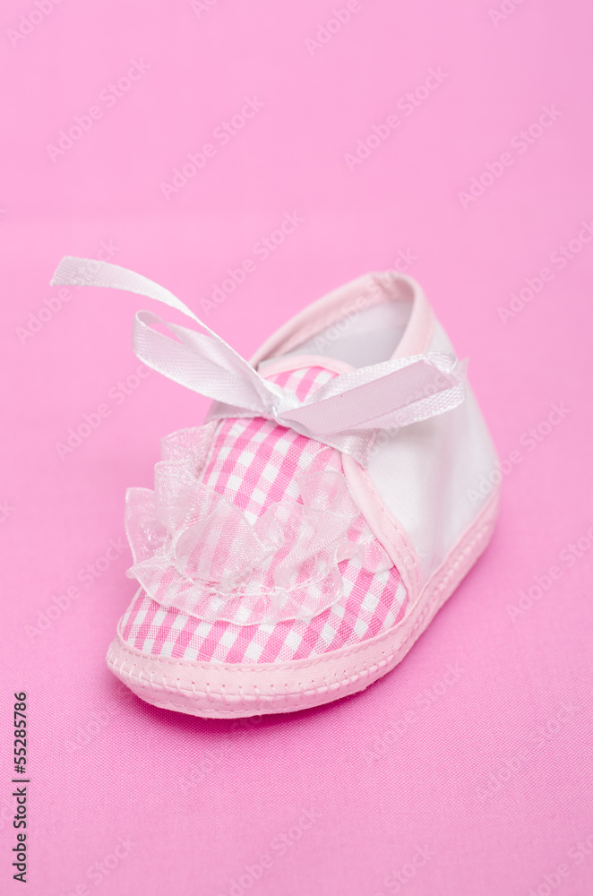 Rosa Babyschuh im Hochformat Rosa Babyschuh im Hochformat