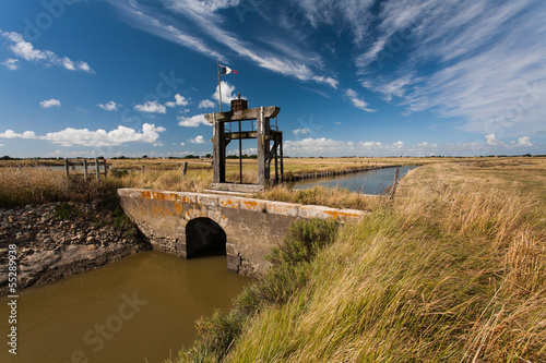 Ecluse du marais breton a Beauvoir-sur mer en Vendee, photo