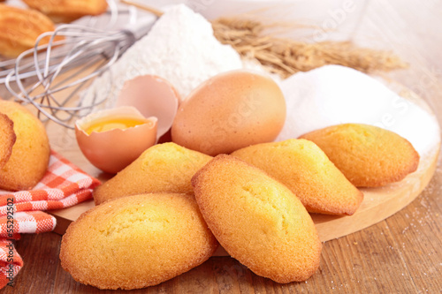 madeleine cookie with ingredient