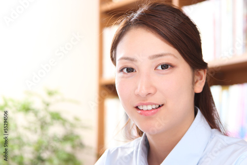 Free Download 笑顔の若い女性 - GFXLoad