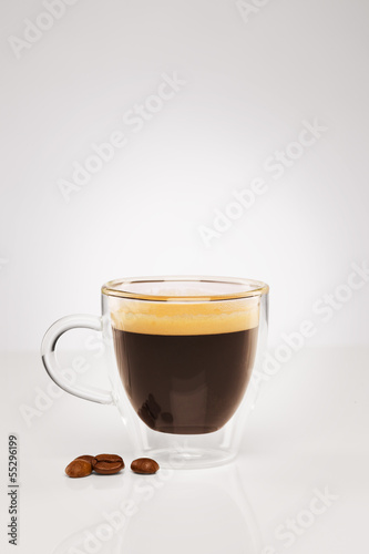Fototapeta Naklejka Na Ścianę i Meble -  espresso mit kaffee bohnen