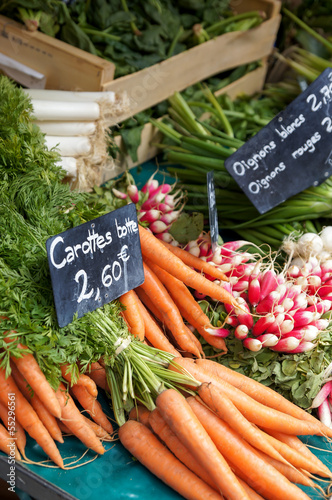 au marché : carottes radis et oignons
