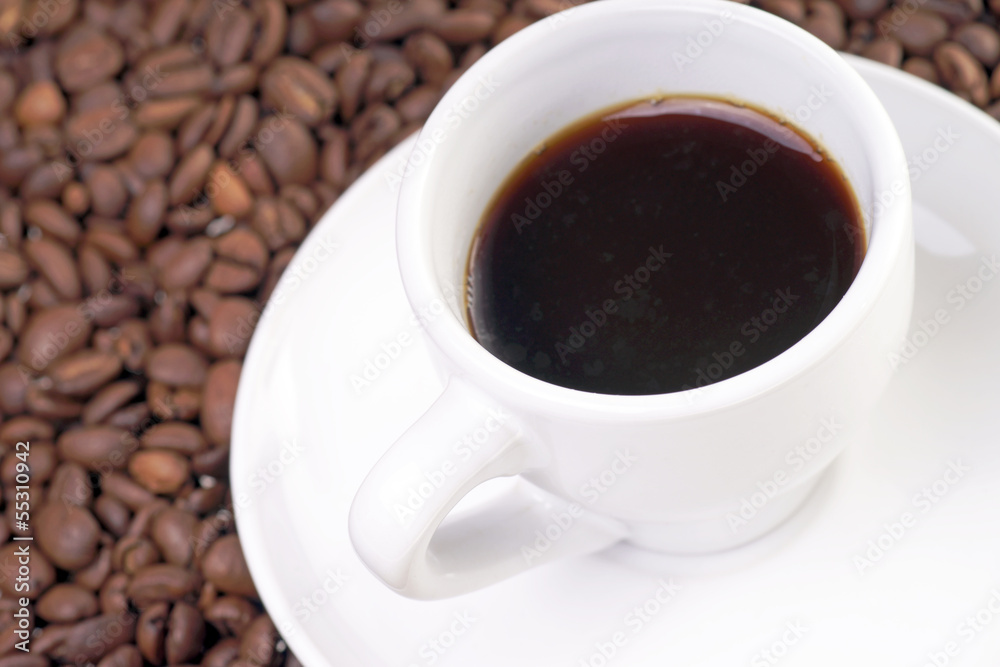 Tasse Kaffee und Kaffeebohnen Tasse Kaffee und Kaffeebohnen