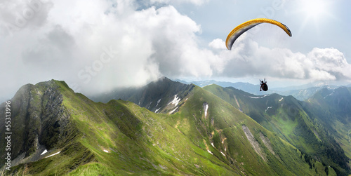 Obraz na płótnie Paraglider in the Mountains w salonie