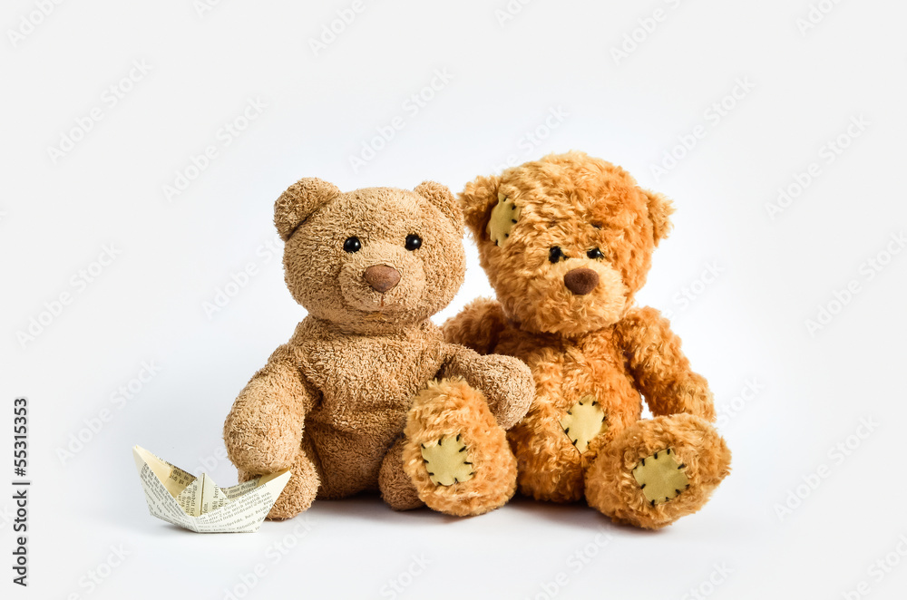 Obraz premium Zwei Freunde mit Papierschiff