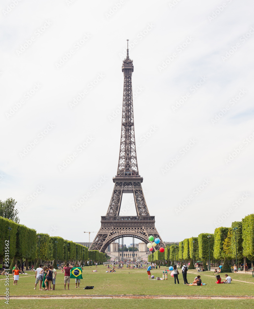 Fototapeta premium PARIS - JULY 27: Tourists at the Eiffel Tower on July 27, 2013,