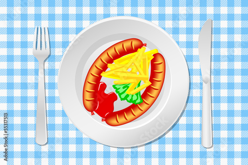 gedeckter Tisch mit Würstchen und Pommes