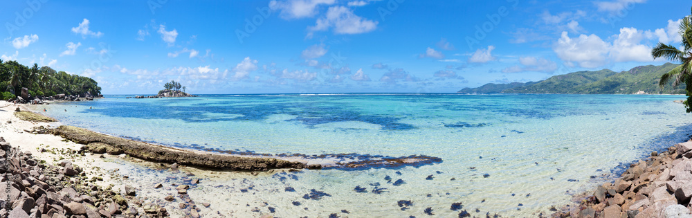 Obraz premium Anse Royale et île Souris aux Seychelles