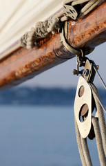 Fotobehang Zeilen Oude touwen op houten zeilschip  © kaetana
