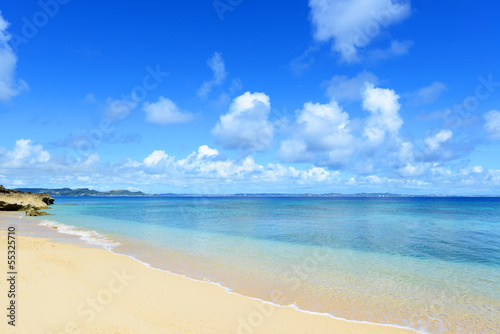 久高島の砂浜に打ち寄せる穏やかな波 © Liza5450