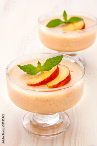 Obraz na płótnie Delicious peach mousse w salonie