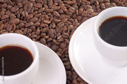 Kaffeetassen und Kaffeebohnen