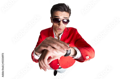 junger mann in rotem Sakko schaut auf die Uhr