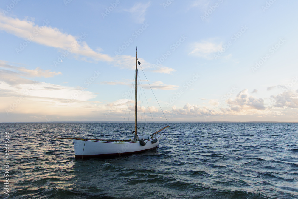 łódź żaglowa na spokojnym morzu, Zatoka pucka, Polska 
