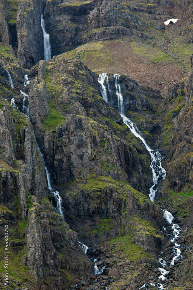 Obraz premium Cascate su rocce vulcaniche