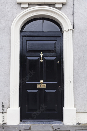 Schwarze Haustür in Irland