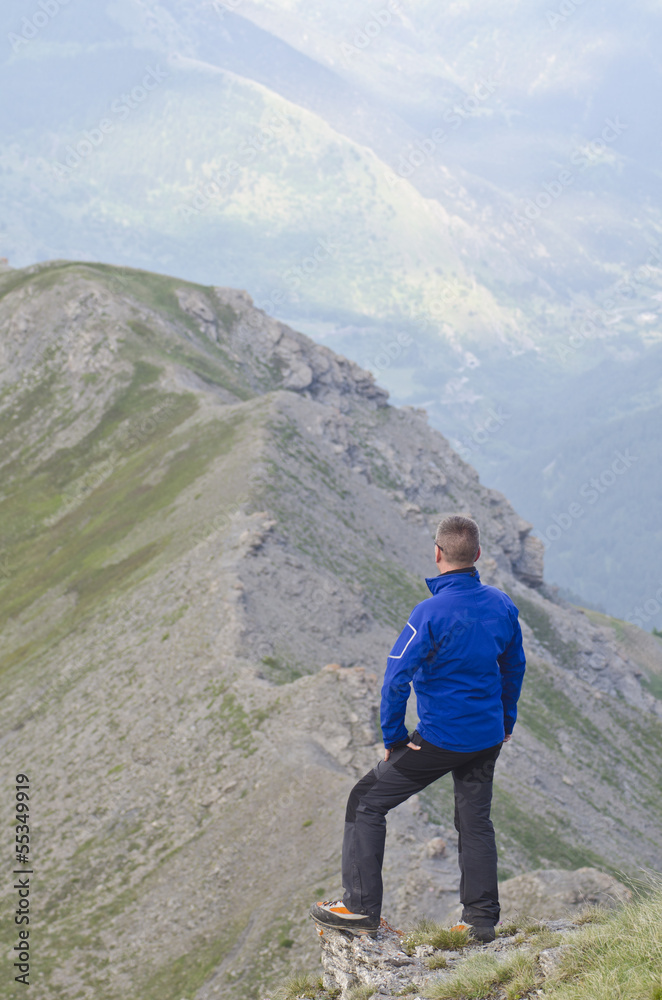 Fototapeta premium Hiker looking at the landscape