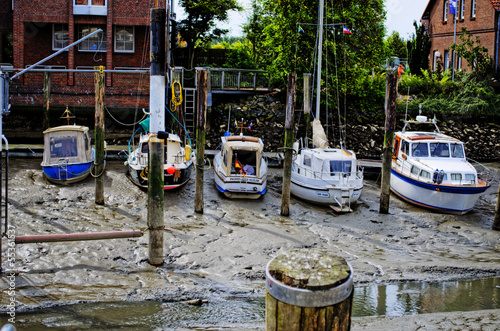 Schiffe im Hafen bei Ebbe