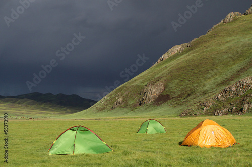 Orage sur le camp et la steppe