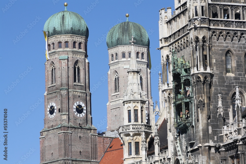 Fototapeta premium Frauenkirche im Herzen Münchens
