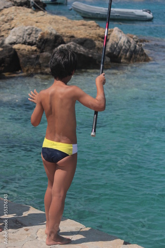 ragazzo che pesca