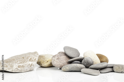 cantos rodados sobre fondo blanco
